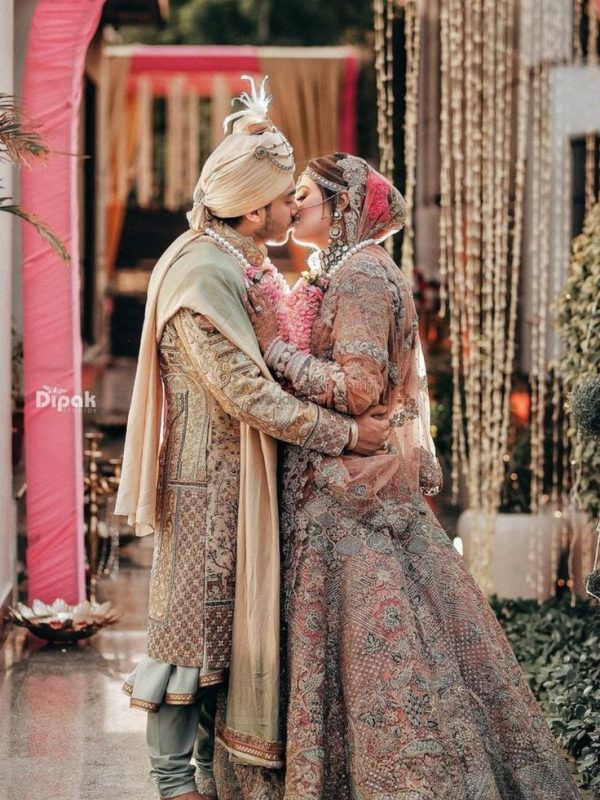 SAVE-These-Romantic-Couple-Picture-Poses SAVE-These-Romantic-Couple-Picture-Poses